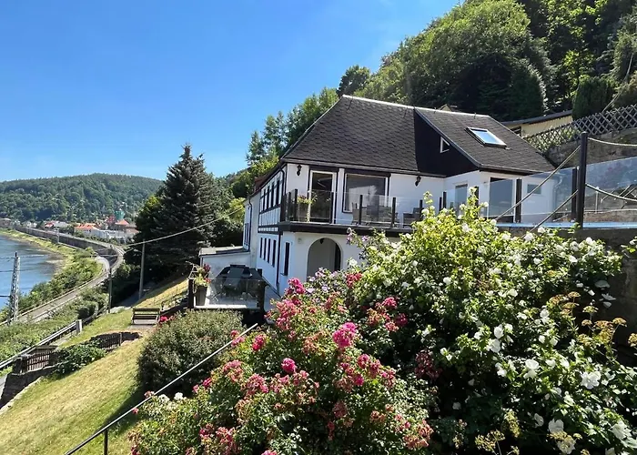 Saechsische-schweiz-ferienhaus-wohnung-2-mit-hervorragendem-panoramablick-ueber-das-elbtal شقة