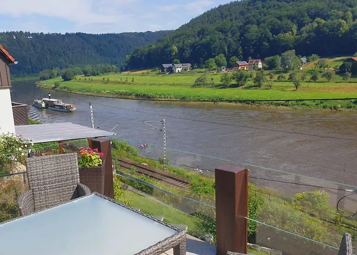 Saechsische-schweiz-ferienhaus-wohnung-2-mit-hervorragendem-panoramablick-ueber-das-elbtal شقة